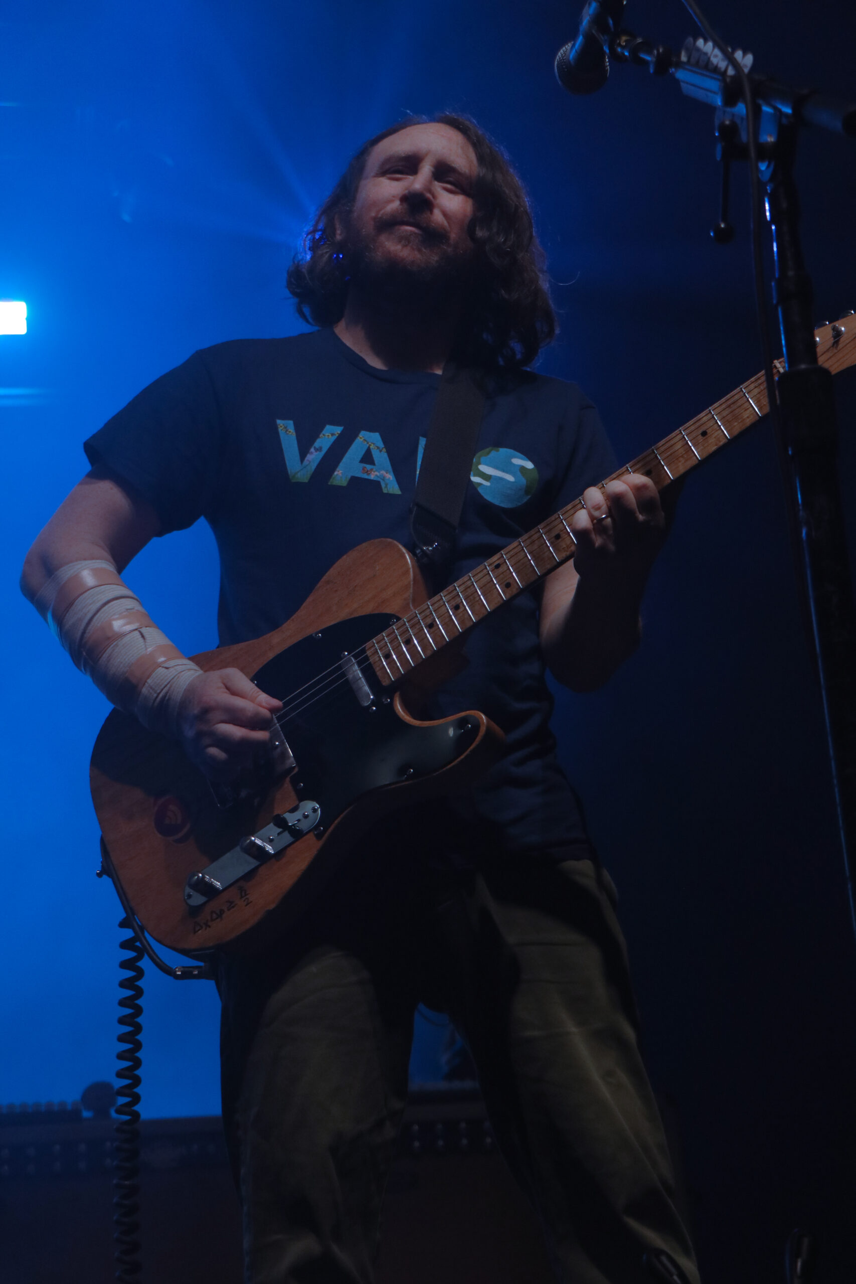 Incubus's guitarist Mike Einziger playing to the crowd