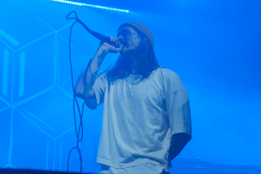 Incubus's lead singer Brandon Boyd singing to the crowd